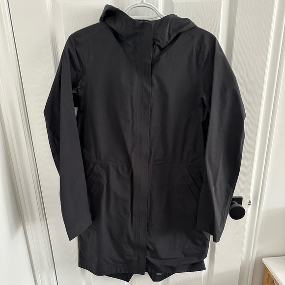 lululemon athletica Jackets & Blazers - Lululemon Rain Jacket - Size 6